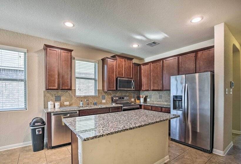 San Antonio Home W/ Yard ~ 8 Mi To Lackland!