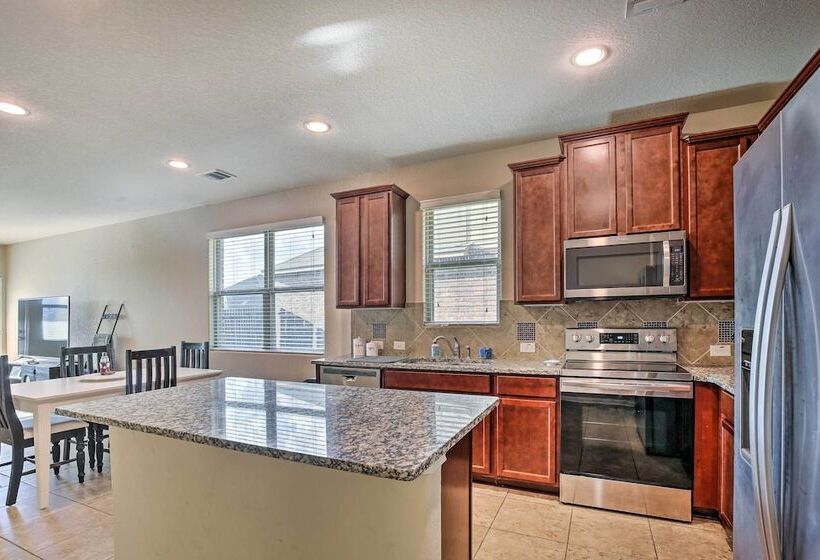 San Antonio Home W/ Yard ~ 8 Mi To Lackland!