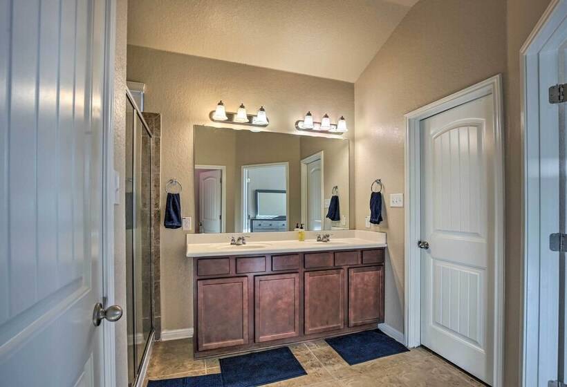 San Antonio Home W/ Yard ~ 8 Mi To Lackland!