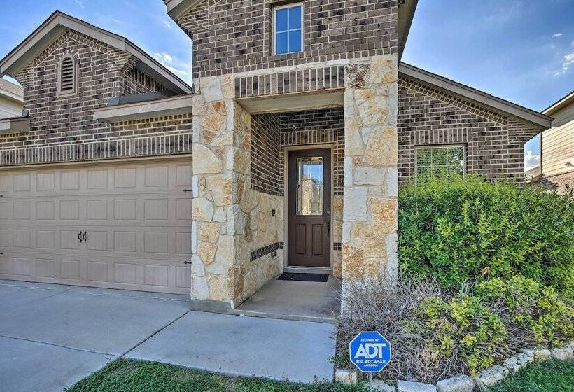 San Antonio Home W/ Yard ~ 8 Mi To Lackland!