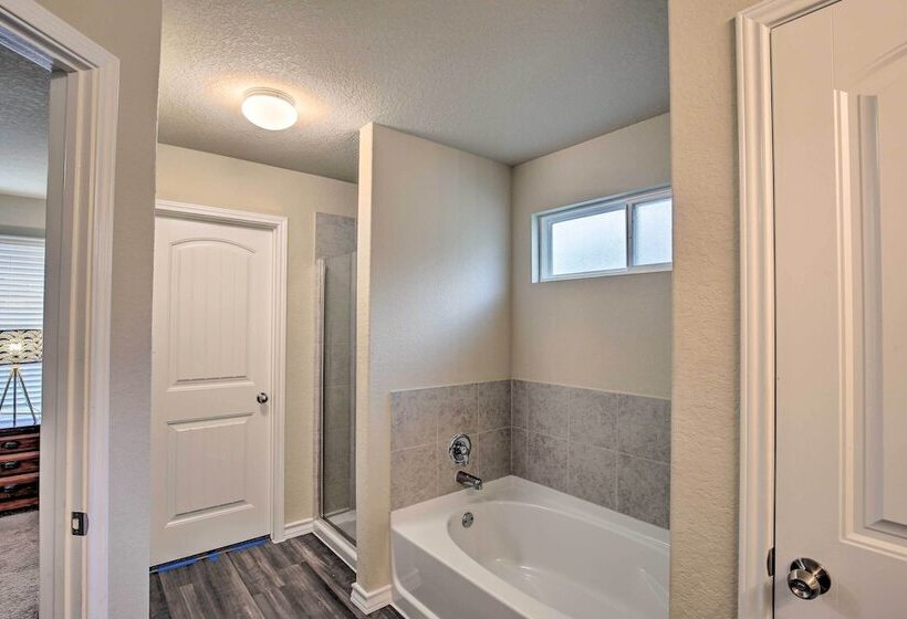 San Antonio Retreat W/ Yard & Grill Near Downtown!