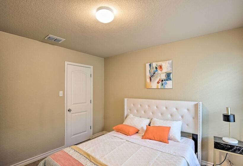 San Antonio Retreat W/ Yard & Grill Near Downtown!