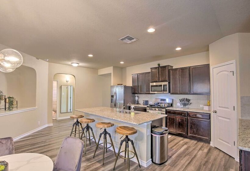 San Antonio Retreat W/ Yard & Grill Near Downtown!