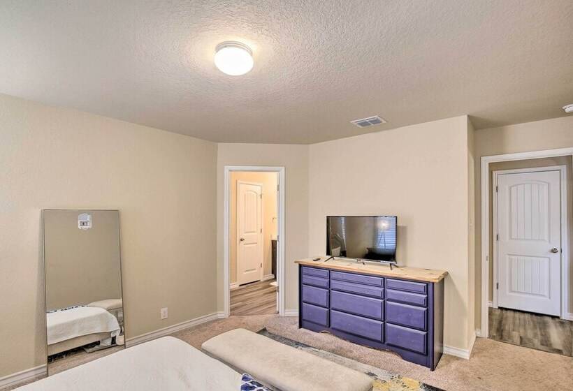 San Antonio Retreat W/ Yard & Grill Near Downtown!