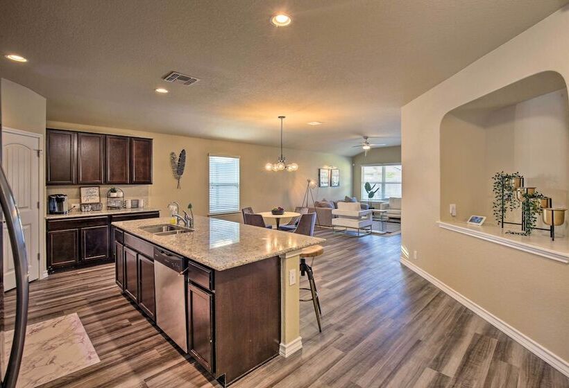 San Antonio Retreat W/ Yard & Grill Near Downtown!