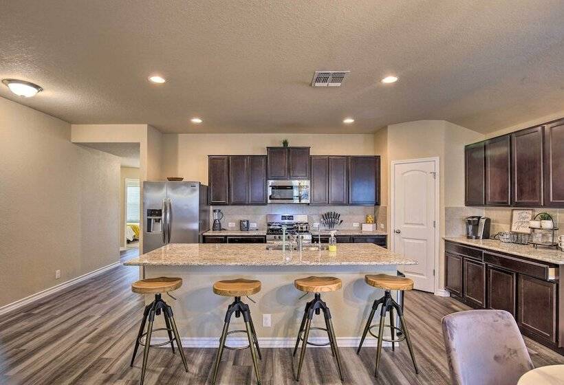 San Antonio Retreat W/ Yard & Grill Near Downtown!