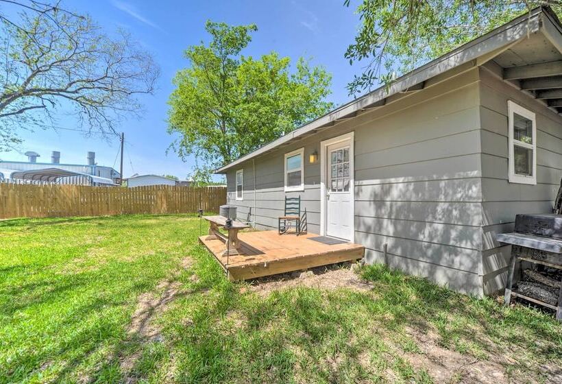 San Marcos Cottage W/ Large Private Backyard!