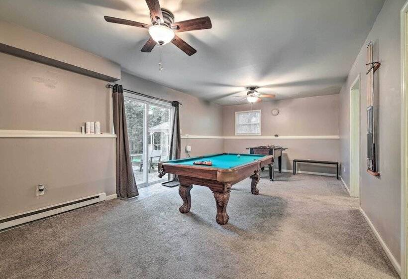 Hot Tub & Yard: Stroudsburg Home In Poconos