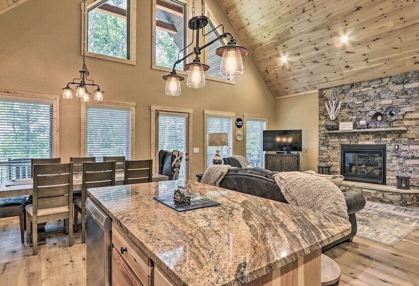 Sevierville Cabin: Deck W/ Foosball & Hot Tub!