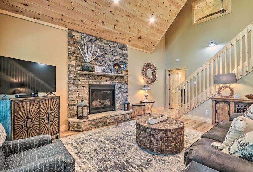 Sevierville Cabin: Deck W/ Foosball & Hot Tub!