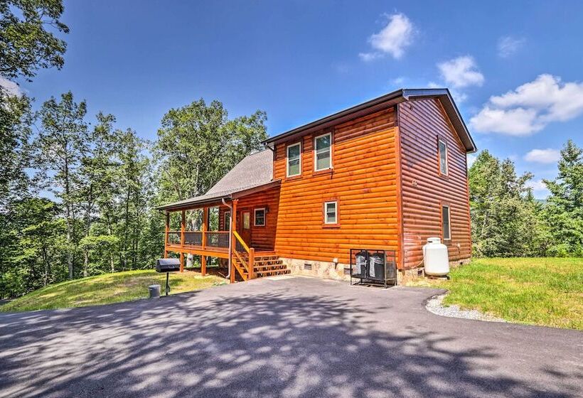 Sevierville Cabin: Deck W/ Foosball & Hot Tub!