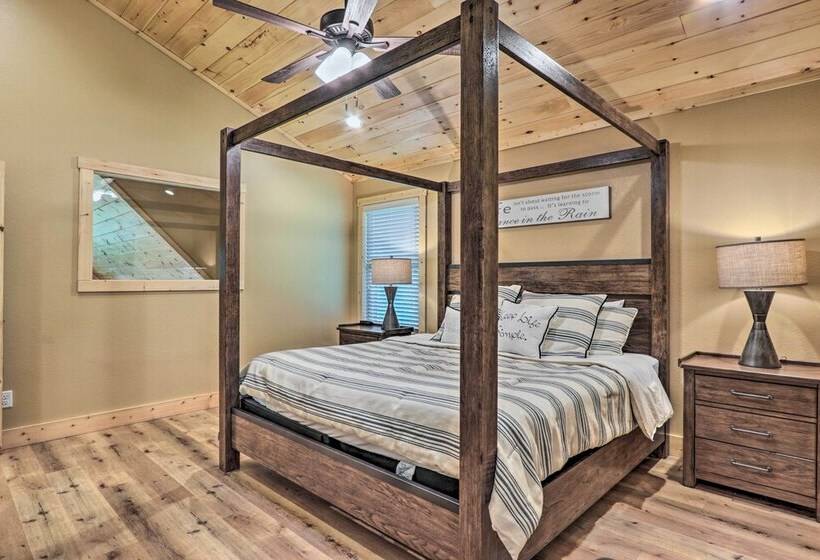 Sevierville Cabin: Deck W/ Foosball & Hot Tub!