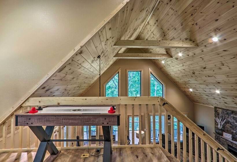 Sevierville Cabin: Deck W/ Foosball & Hot Tub!