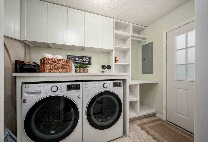 Single Story Manchester Home Close To Parks!