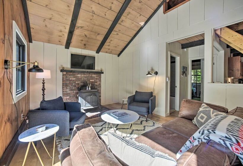 Sleek Cabin W/ Deck, 8 Miles To Mount Snow & Hikes