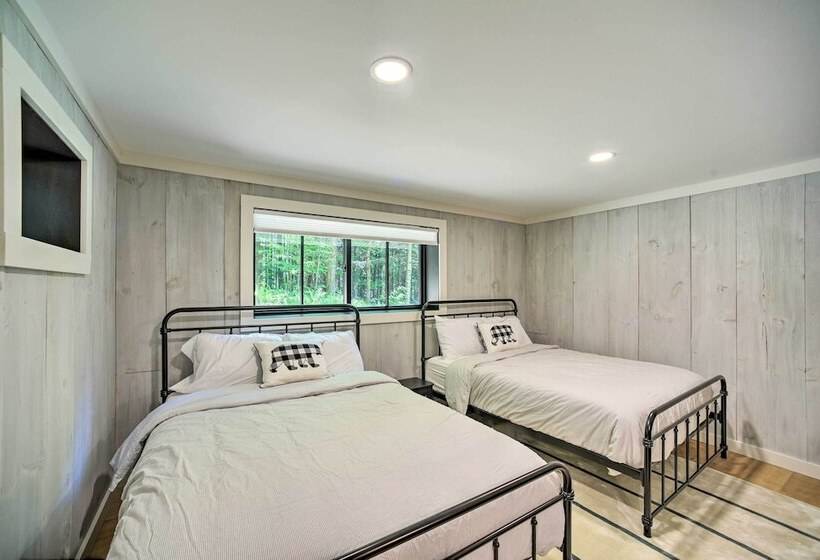 Sleek Cabin W/ Deck, 8 Miles To Mount Snow & Hikes