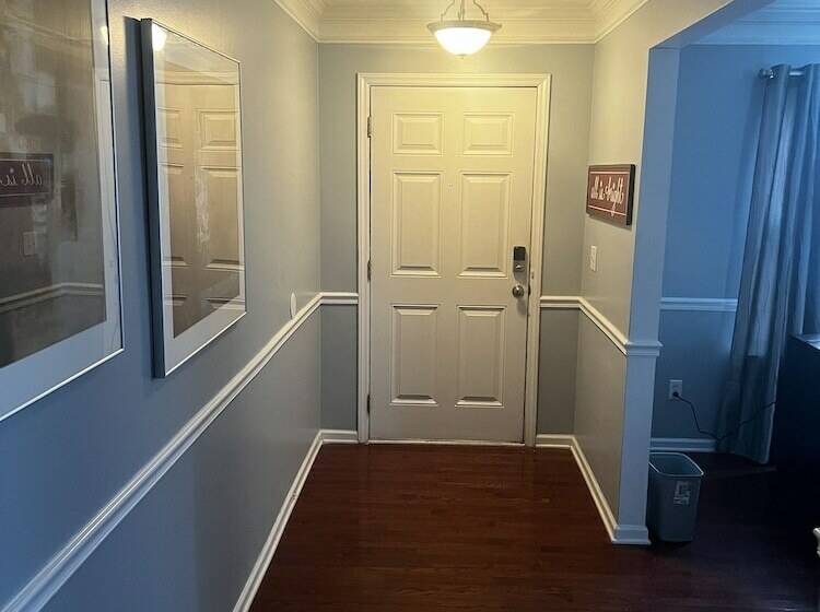 Spacious 4br House W Screenedin Porch