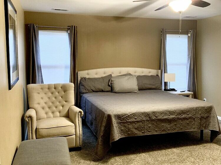 Spacious 4br House W Screenedin Porch