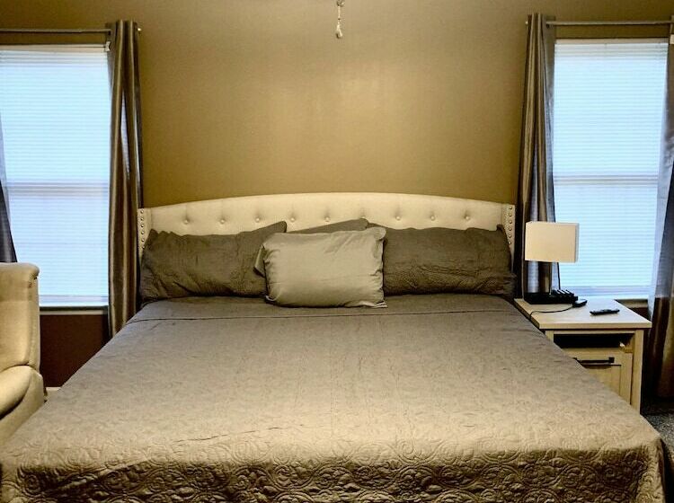 Spacious 4br House W Screenedin Porch