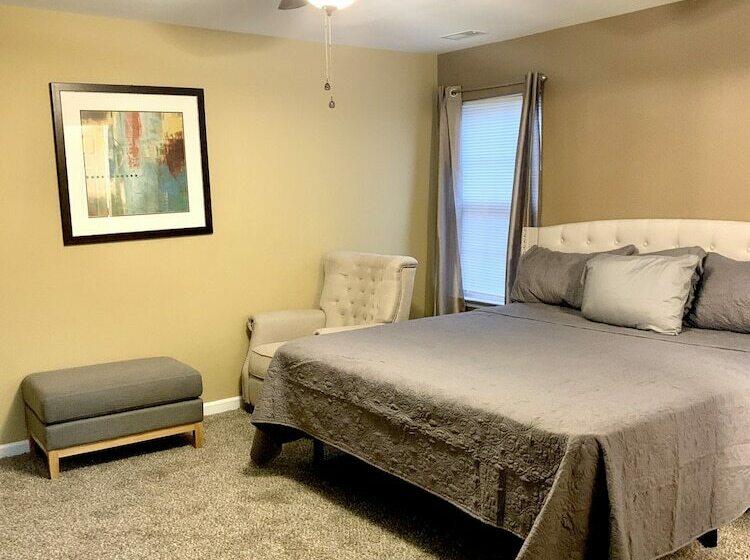 Spacious 4br House W Screenedin Porch