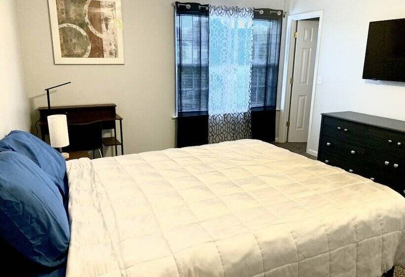 Spacious 4br House W Screenedin Porch