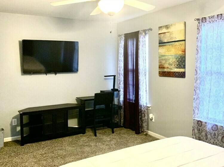 Spacious 4br House W Screenedin Porch