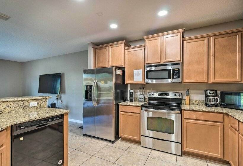 Spacious Davenport Retreat W/ Lanai + Pool!