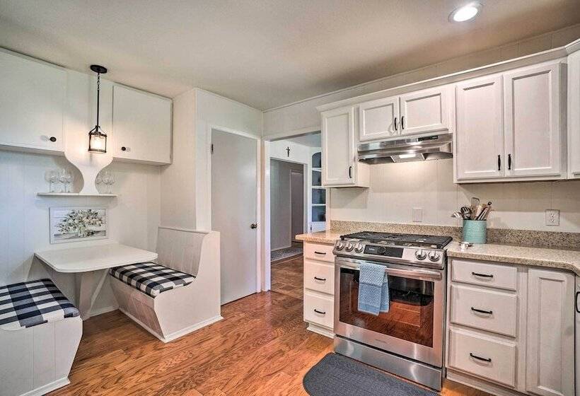 Hayesville Lake Getaway W/ Balcony & Mtn Views!
