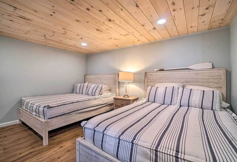 Hayesville Lake Getaway W/ Balcony & Mtn Views!