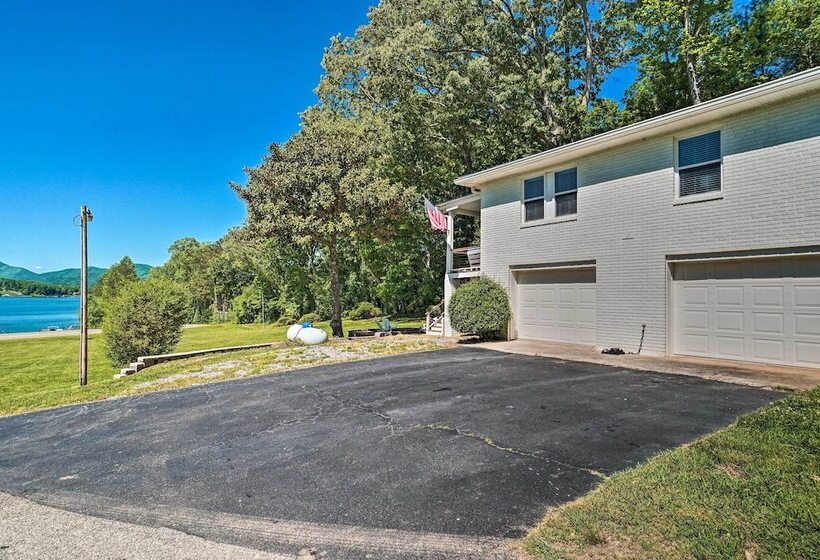 Hayesville Lake Getaway W/ Balcony & Mtn Views!