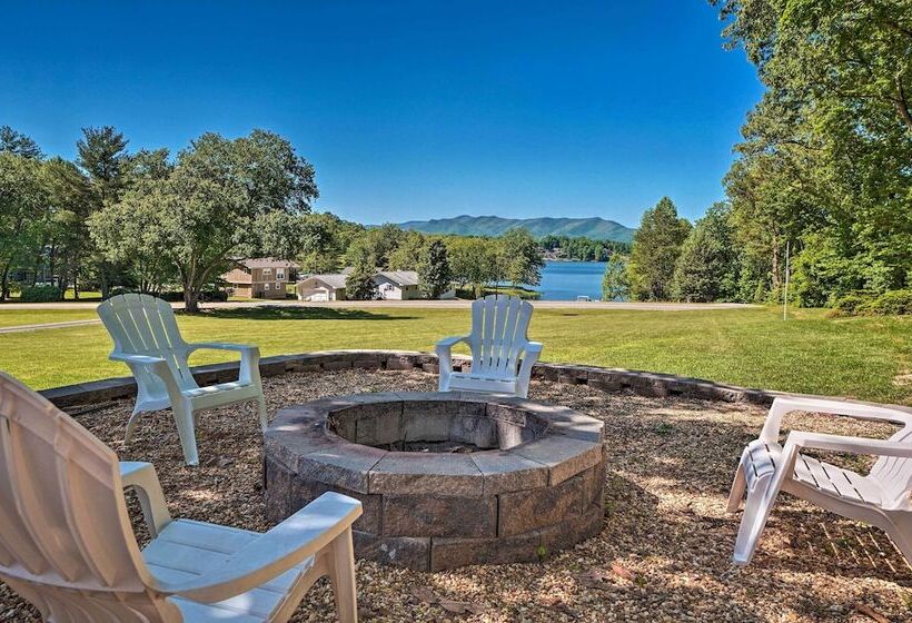Hayesville Lake Getaway W/ Balcony & Mtn Views!