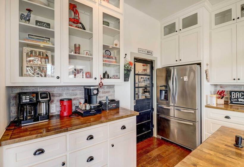 Spacious Farmhouse Near Hikes & Waterfalls