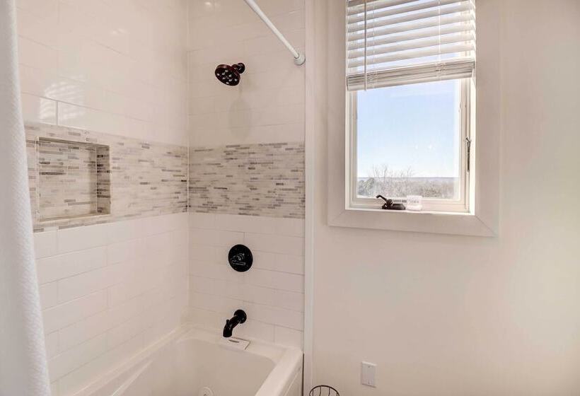 Spacious Farmhouse Near Hikes & Waterfalls