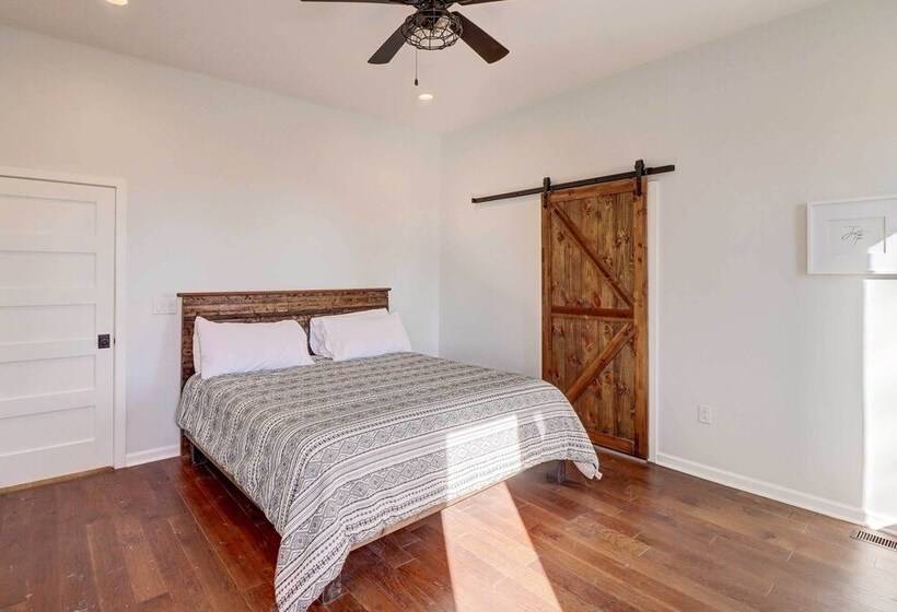 Spacious Farmhouse Near Hikes & Waterfalls