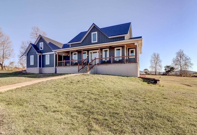 Spacious Farmhouse Near Hikes & Waterfalls