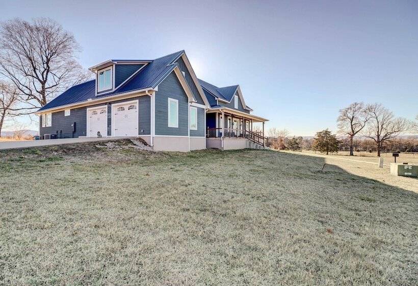 Spacious Farmhouse Near Hikes & Waterfalls