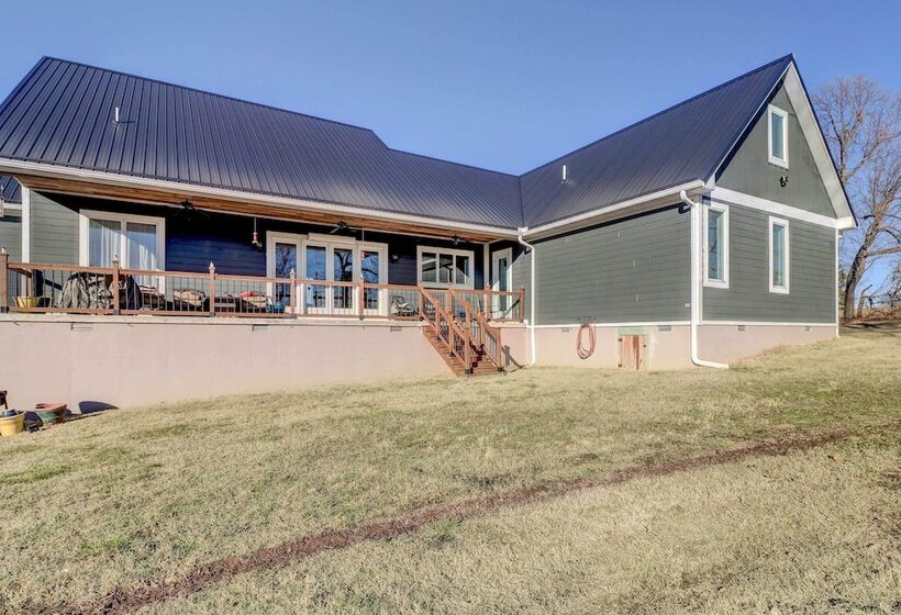 Spacious Farmhouse Near Hikes & Waterfalls