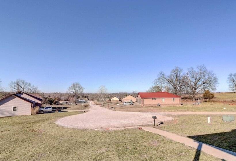 Spacious Farmhouse Near Hikes & Waterfalls