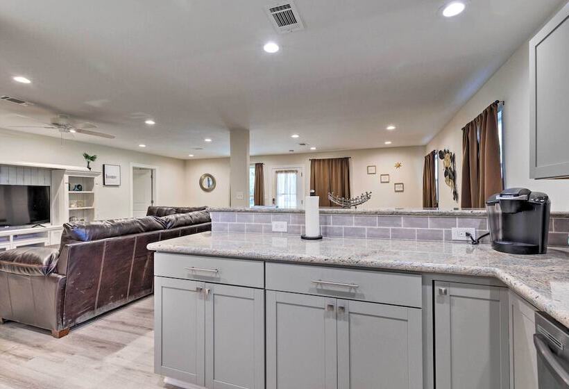 Spacious Gulfport Home W/ Yard: 1 Mi To Beach