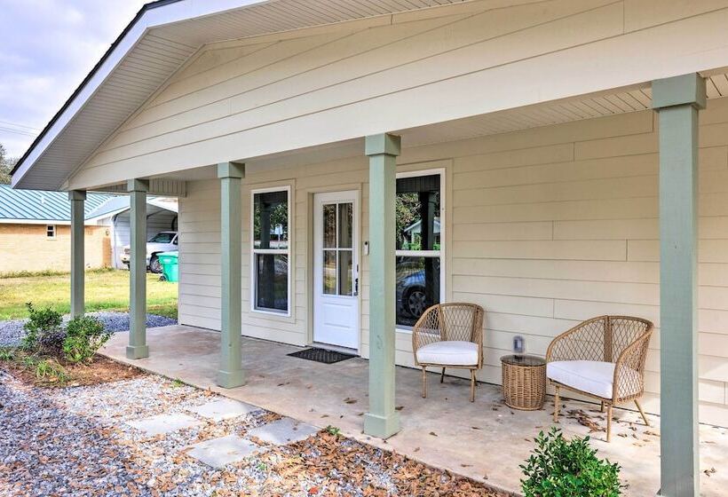 Spacious Gulfport Home W/ Yard: 1 Mi To Beach