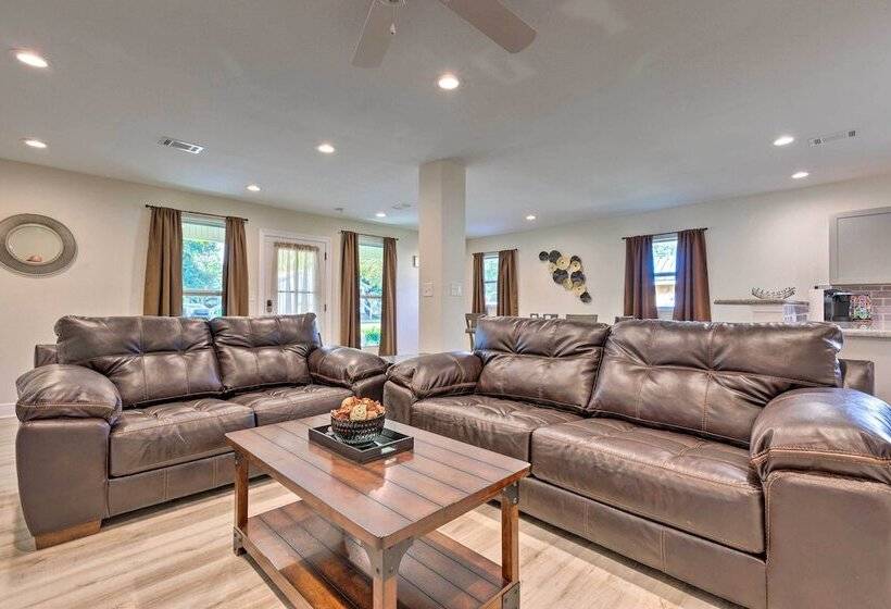 Spacious Gulfport Home W/ Yard: 1 Mi To Beach