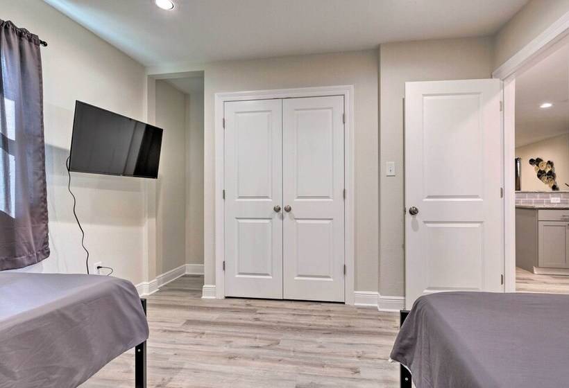 Spacious Gulfport Home W/ Yard: 1 Mi To Beach