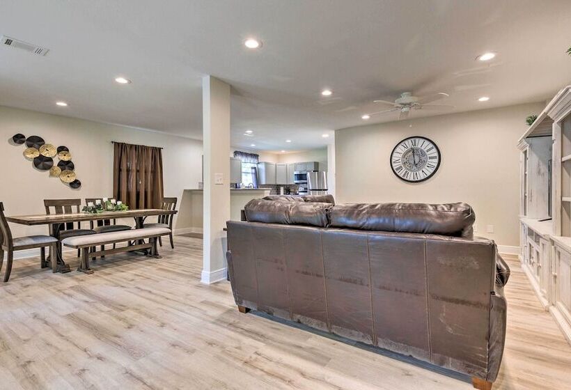 Spacious Gulfport Home W/ Yard: 1 Mi To Beach