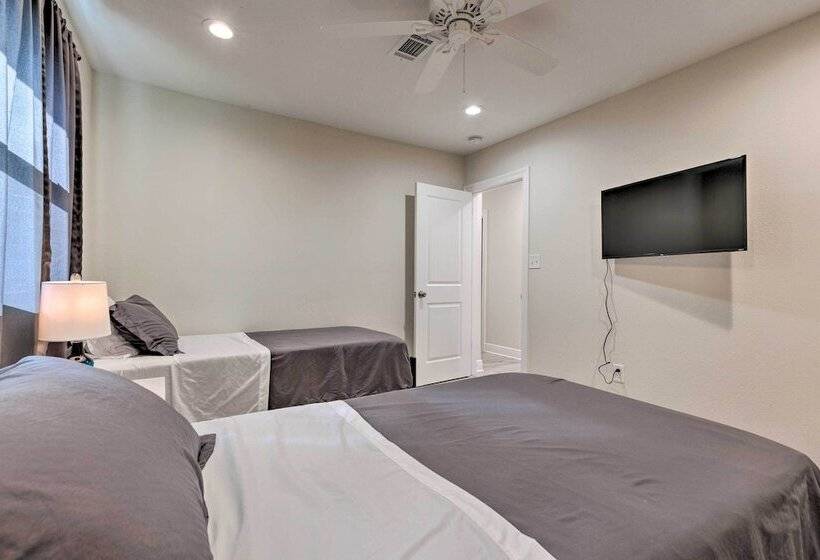 Spacious Gulfport Home W/ Yard: 1 Mi To Beach