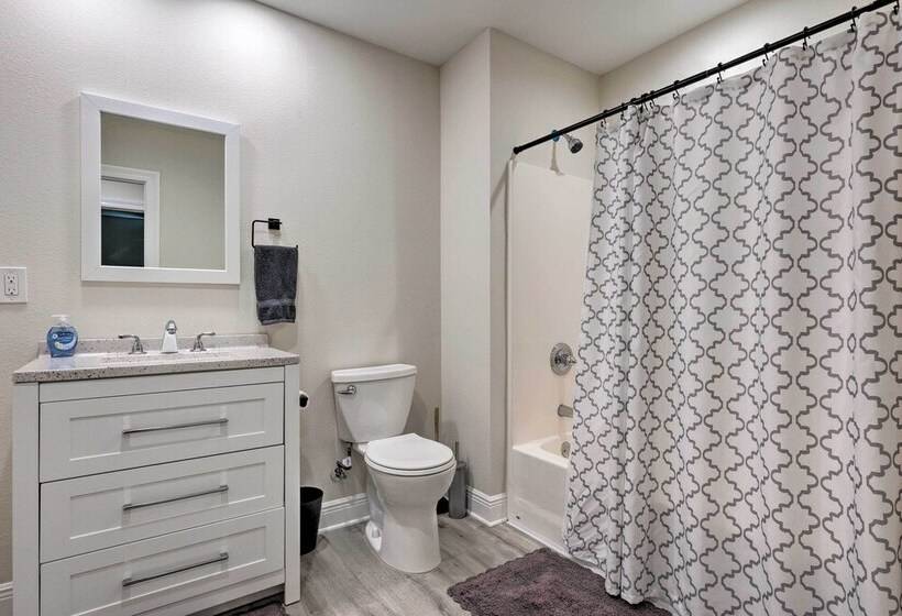 Spacious Gulfport Home W/ Yard: 1 Mi To Beach