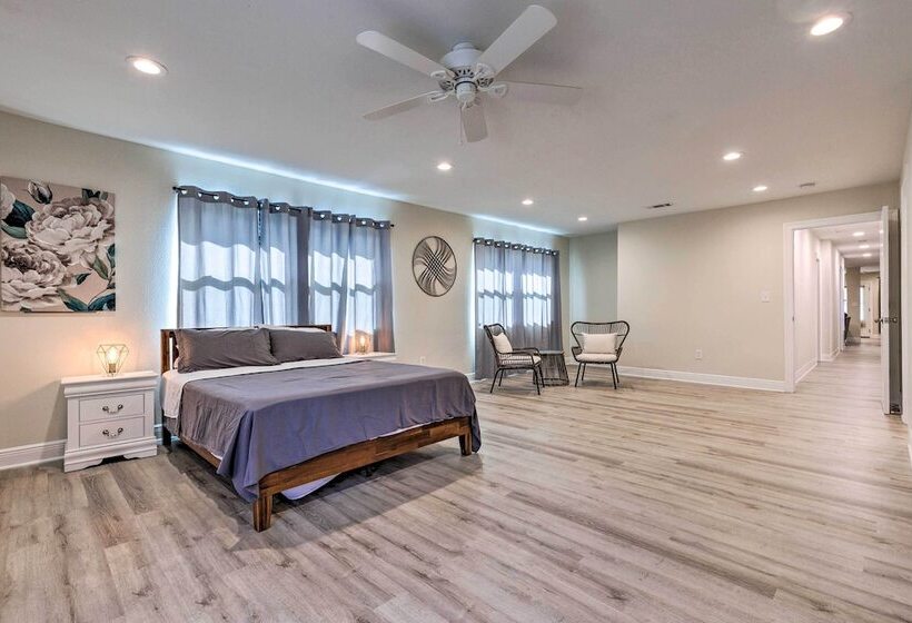 Spacious Gulfport Home W/ Yard: 1 Mi To Beach