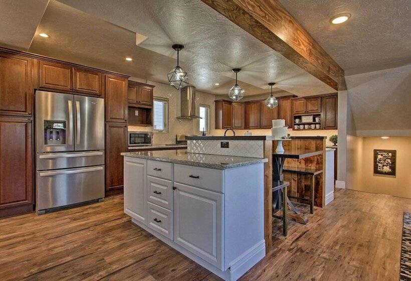 Spacious Home W/ Hot Tub, ~ 3 Mi To Giant Springs!