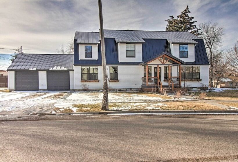 Spacious Home W/ Hot Tub, ~ 3 Mi To Giant Springs!