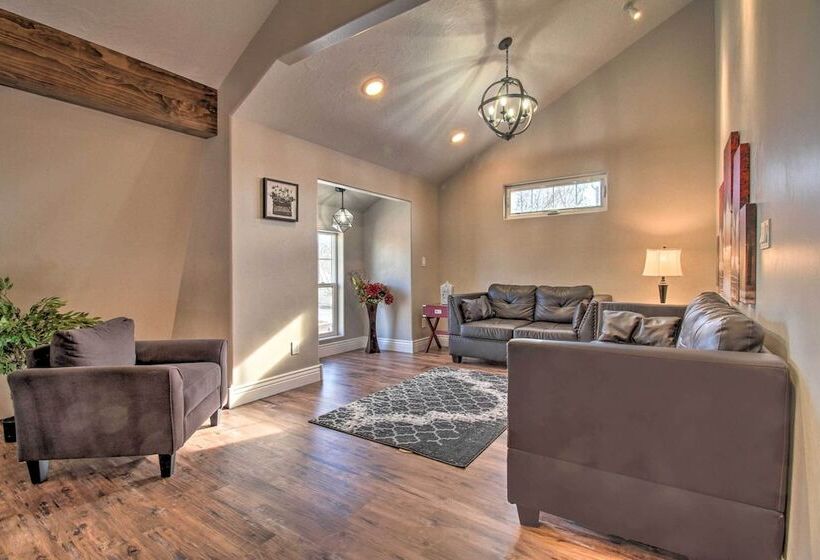 Spacious Home W/ Hot Tub, ~ 3 Mi To Giant Springs!
