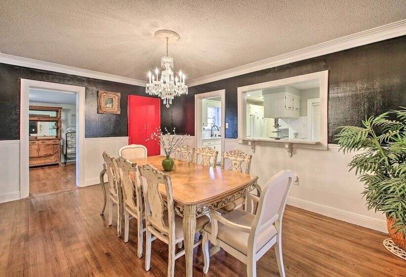 Hot Springs Home: Walk To Oaklawn!